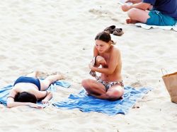 celebs-pokies:  Natalie Portman topless at the beach [album]