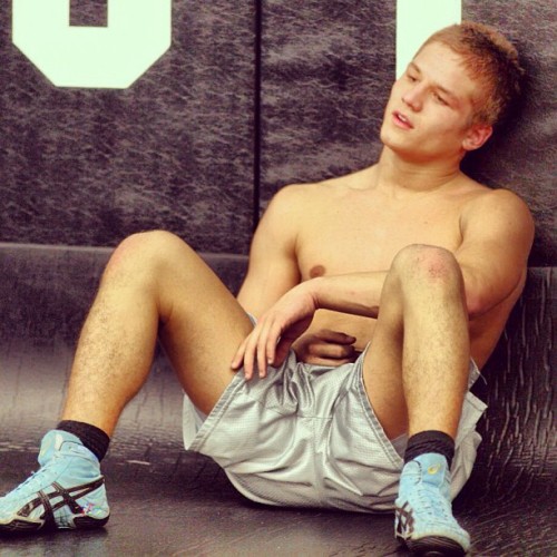 collegewrestler:  wrestle-me:  #legs #hairylegs #fitmen #boxers #gay #gays #pecks #straightguys #hotguys #ripped #squat #jock #datassss #males #thelads via Instagram  