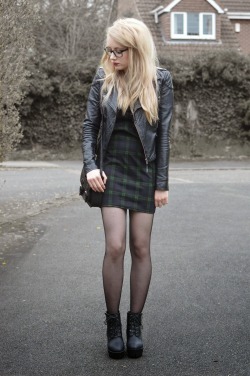 fashion-tights:  PLAID DRESS + (LONDON RETRO GIVEAWAY)http://www.sammi-jackson.com/2014/04/plaid-dress-london-retro-giveaway.html