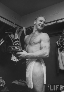 hairyathletes:Legendary hockey great Bobby Hull. That towel spilt