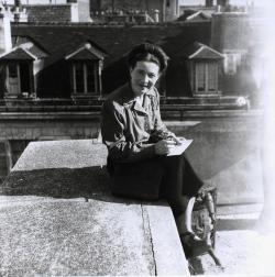 ehoradote:    Simone de Beauvoir, París, 1946.Fotogr. Denise