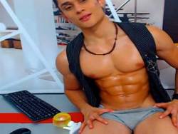 Jenncy Fox is currently ranked on the top 20 live gay cam performers