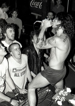 kayelaxxx:  guerrilla-0perator:  Henry Rollins performing with