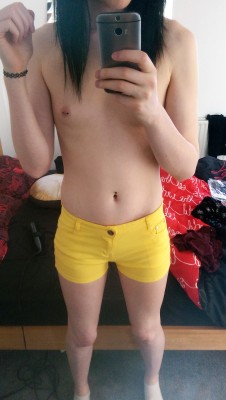 xcrossyuki:  Acquired new hot pants, and in the process realised I quite like yellow as a colour. Also got some in black (obviously ^.~) ♥ 
