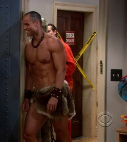 sexy-lads:  Brian Patrick Wade in The Big Bang Theory S01E06
