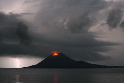 cerceos:    Tom Pfeiffer - Anak Krakatau volcano, 2009 