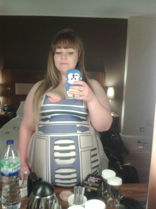 beast-bonnie-sama:  Excuse all the clutter! Yes, my belly is resting on the table in the last pic.Â  bonnie.bigcuties.com