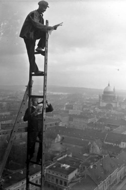 Breakfast Break of the Scaffolders, 1930.