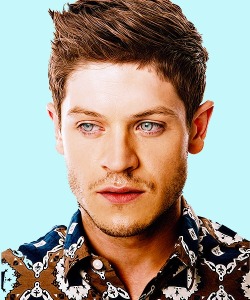 scruffiness:  Iwan Rheon 