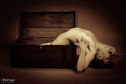 jclarkimages:  Thinking outside the box. Model: vexvoir Photographer: