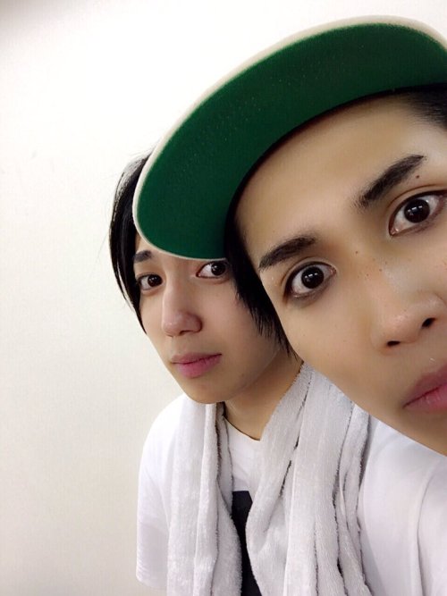 @shotaro_arswGood evening.Second day of the Osaka performances, evening performance has finished!Thank you to everyone who came to the theater!The Osaka leg completion comes quickly, tomorrow will be the last.I will do my best!With Kota-san!… The