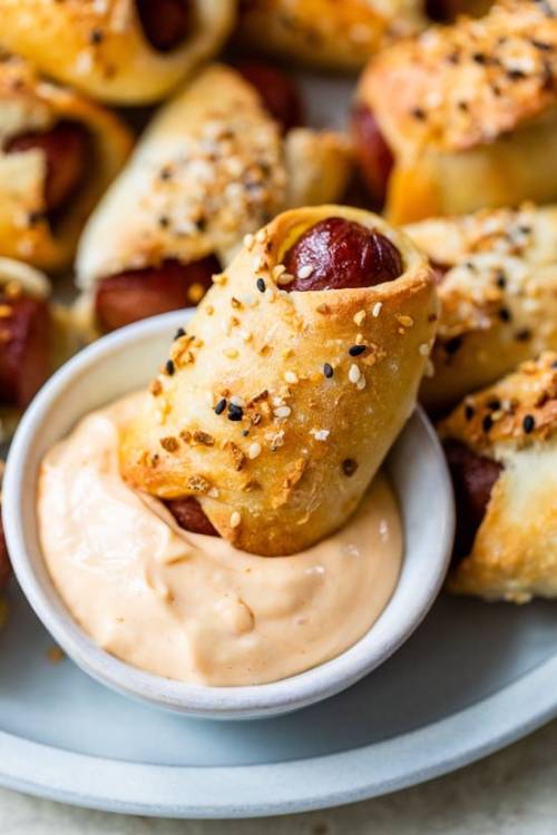 daily-deliciousness:  Everything bagel pigs in a blanket