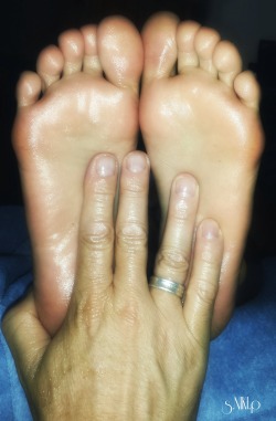 nikikittenniki:My cuck husband hard at work on my sexy feet….it’s
