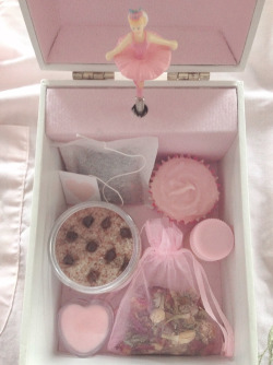 jess-woods:  dessert themed box for my little sis! chocolate
