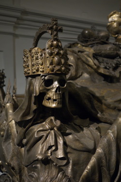 signorcasaubon:  Statue of Mors Coronata (Crowned Death) at the