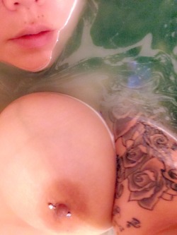lady-war-of-the-ring-stars:  Mermaid baths are magical.
