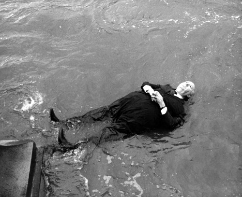 Le mannequin Alfred Hitchcock flotte sur la Tamise, 1972.