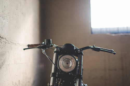 caferacerpasion:  Awesome! Honda CB550 â€ªâ€ŽBrat Styleâ€¬ by Federal Moto - Photos by Dong Kim.Que guapa estÃ¡ esta â€ªâ€ŽHondaâ€¬ con ese bonito asiento tapizado en cuero y el piloto trasero integrado en el subchasis.>>> caferacerpasion.com