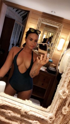 celebhero:  DEMI LOVATO  