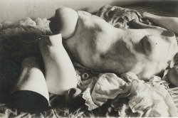 poboh:  La Poupée, 1934, Hans Bellmer. (1902 - 1975) 