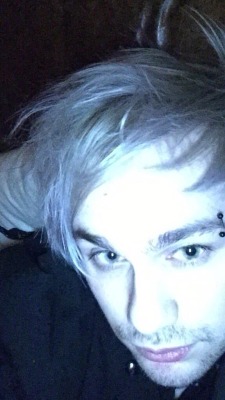 hotdamn5sos: Michael5SOS: weird ass photo but my hair is blondey