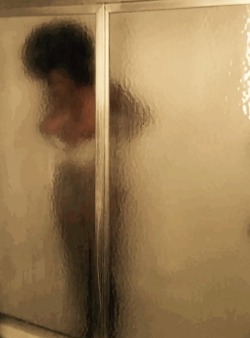 glamazontyomi:  Sis took a picture of me while I was showering.