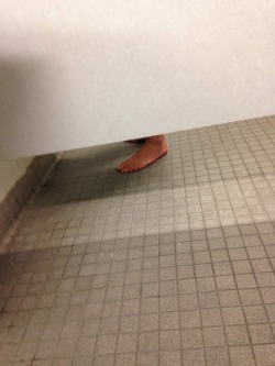 iwishihadafather: BAREFOOT IN THE BATHROOM I REPEAT BAREFOOT