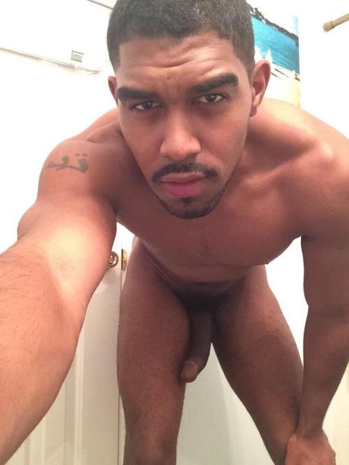 nudeselfshots-blackmen.tumblr.com/post/119292393915/