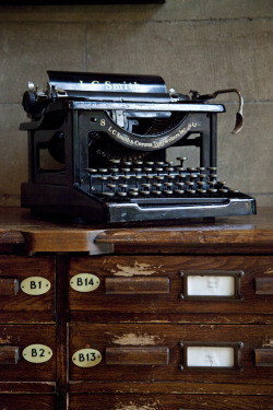 blind-clockmaker:Corona typewriter ; 1920′s L.C. & Smith