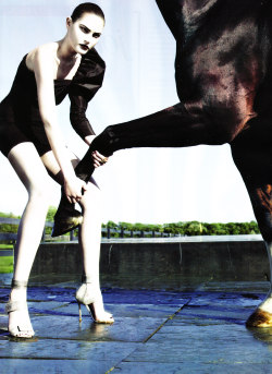 prayda:    US VOGUE AUGUST 2008‘Up In Arms’Photographer: