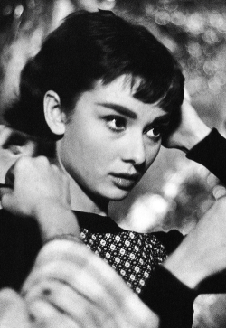 vintagegal:  Audrey Hepburn photographed by Mark Shaw on the