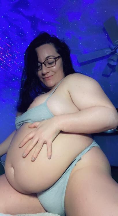 curvage-casey:  Could not possibly be more obsessed with my belly