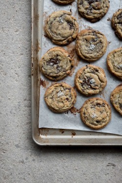 sweetoothgirl:  CLASSIC CHOCOLATE CHIP COOKIES  