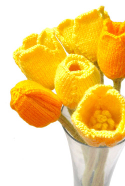 truebluemeandyou:  DIY Knit Flowers Free Patterns from ODDknit.There