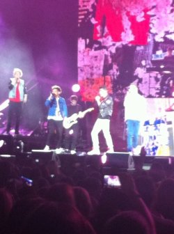  Zayn, Louis and Niall on stage at the Take Me Home Tour (credit