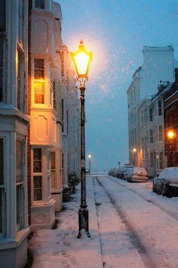 bluepueblo:  Snowy Night, Brighton, England photo via brianna