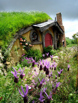 odditiesoflife: Ten of the Best Storybook Cottage Homes Around