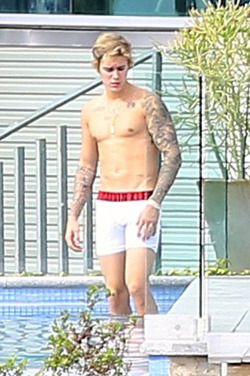 shirtlessmalecelebs:  Justin Bieber