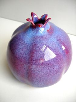 p-lumskin:  Porcelain Pomegranate Vase