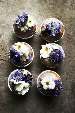 simply-divine-creation:  Lavender cupcakes with candied primroses »