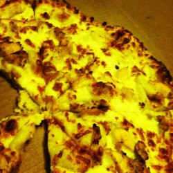 xhardcorebearx:  White sauce chicken pizza is amazing… #dominos