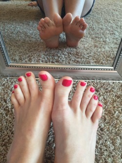 snoopythatsme:  sexywifeysfeet:  http://sexywifeysfeet.tumblr.com