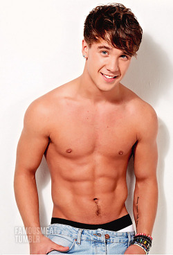 famousmeat :  Sam Callahan sin camisa de X Factor en Torso de