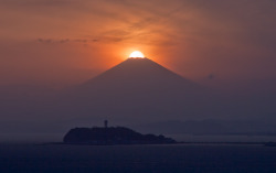 definitelydope:  Mt.Fuji, Enoshima (by lissajous)