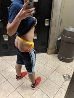 tomboster:Changed into my jockstrap at the gym. CLICK HERE TO