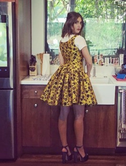 bestcelebritylegs:  Alison Brie looking saucy in the kitchen
