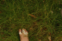 themoonphase:  7 simple rules to connect to the Earth: Walk barefoot
