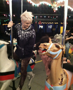 ginchimera:  jiidesu:  There was this random little girl on the carousel who picked a horse right next to Jacks. Look how she was looking at Jack. I… just.   fangirl in the making what a cutie omg 