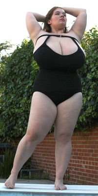 stacy42g:  She’s so self confident & a good BBW role model!