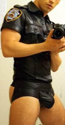 seederboi:  bb-motorbikes:  Motorbikes, Boyz n Leather  For Men